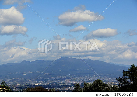 赤城山(高崎市鼻高展望花の丘より） 18095634
