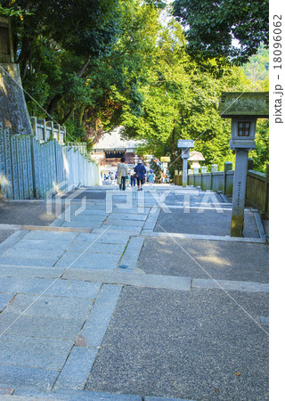 こんぴらさん参道の長い石段 18096062