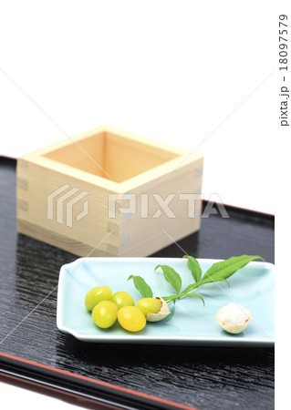 酒 日本酒と煎り銀杏 酒 日本酒と煎り銀杏 18097579