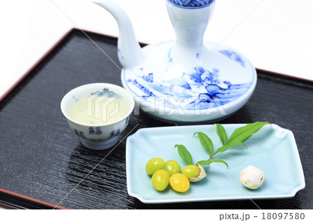 酒 日本酒と煎り銀杏 酒 日本酒と煎り銀杏 18097580