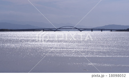 和白干潟から見た博多湾と橋 18098032