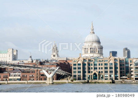 ロンドンの町並み　セントポール寺院とミレニアムブリッジ 18098049