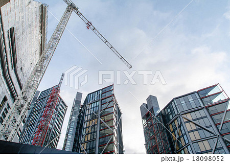 ロンドン市内 工事中の建物と高層ビル ロンドン市内 工事中の建物と高層ビル 18098052
