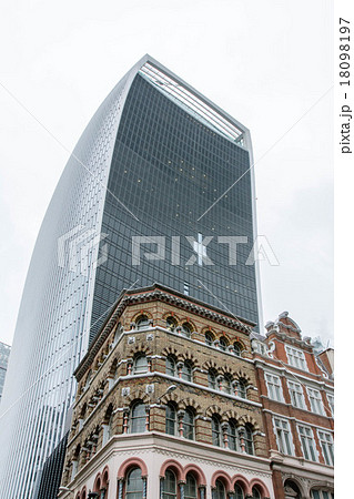 ロンドン市内のガラス張りの高層ビル ウォーキートーキーと歴史的建物 の写真素材