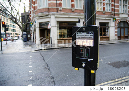 ロンドン市内の歩行者用信号機の写真素材