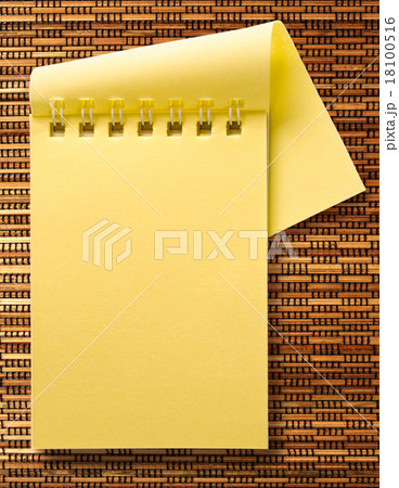 Yellow notepad Yellow notepad 18100516
