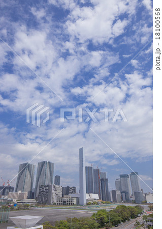 開発が進む東京ベイエリア（建設中の高層ビルとマンション） 18100568