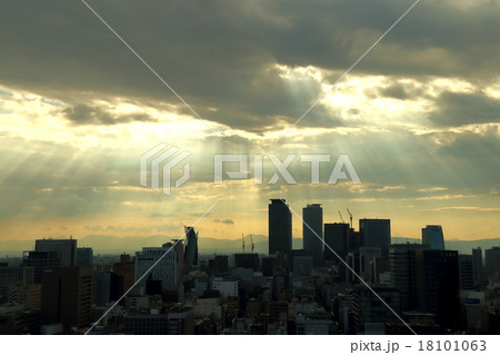 名古屋駅方面　天使の梯子 18101063