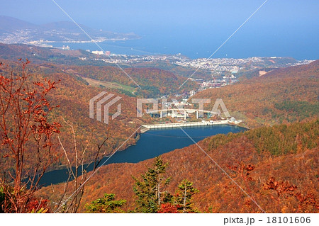 朝里天狗岳から見る秋のオタルナイ湖と日本海 朝里天狗岳から見る秋のオタルナイ湖と日本海 18101606