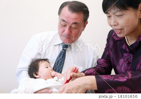 お食い初め 三世代 (赤ちゃん シニア 生後100日 祖母 祖父 家族 祝い膳 箸初め) 18101650