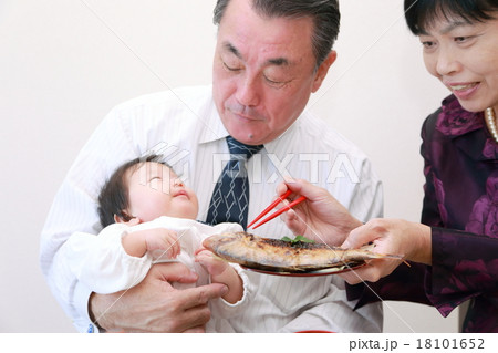 お食い初め 三世代 (赤ちゃん シニア 生後100日 祖母 祖父 家族 祝い膳 箸初め) お食い初め 三世代 (赤ちゃん シニア 生後100日 祖母 祖父 家族 祝い膳 箸初め) 18101652