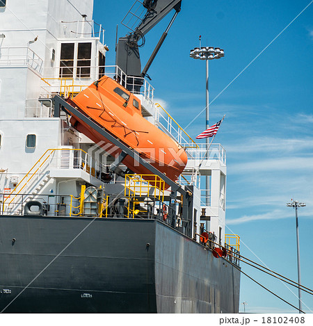 free-fall life boat for emergency crew evacuation free-fall life boat for emergency crew evacuation 18102408