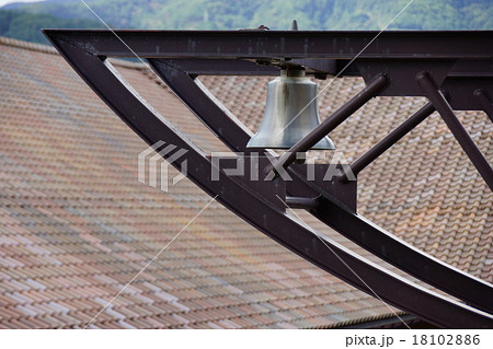 文化祭が行われている中学校　(カリヨンの鐘) 18102886