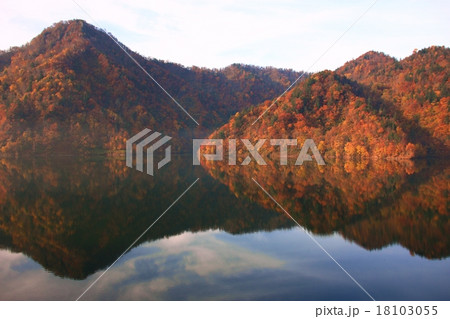 水鏡のさっぽろ湖に写る紅葉 水鏡のさっぽろ湖に写る紅葉 18103055