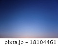 グラデーションの夕焼け空　 18104461