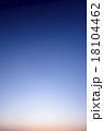 グラデーションの夕焼け空　 18104462