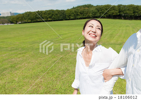 彼氏と手をつないでいる綺麗な女性 彼氏と手をつないでいる綺麗な女性 18106012