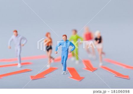 矢印と走る人々 矢印と走る人々 18106098