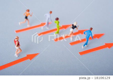 走っている人々と遅れている男性 18106129