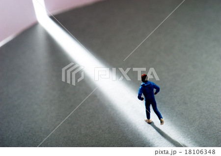 光に向かって走る人間 光に向かって走る人間 18106348