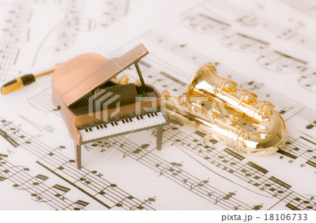 グランドピアノとサックスの写真素材