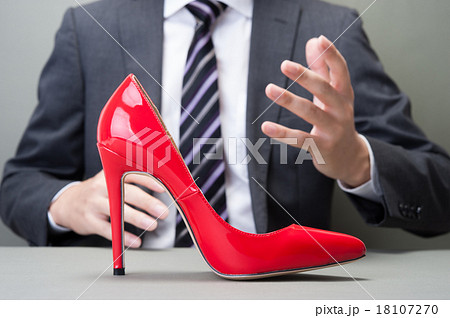 赤いハイヒールと男性 18107270