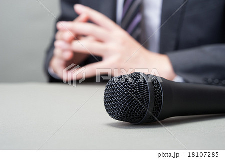 マイクとビジネスマン 18107285