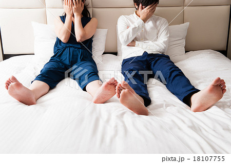 問題を抱える男女カップル 18107755