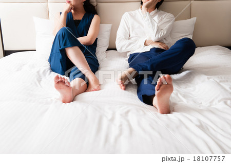 問題を抱える男女カップル 18107757