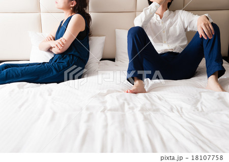 問題を抱える男女カップル 問題を抱える男女カップル 18107758