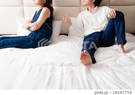 問題を抱える男女カップル 問題を抱える男女カップル 18107759