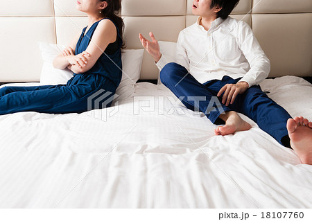 問題を抱える男女カップル 18107760