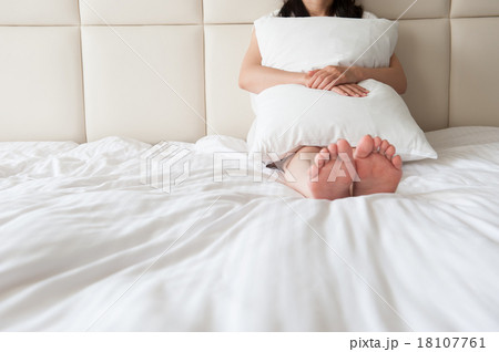ベッドの上に座っている女性の写真素材