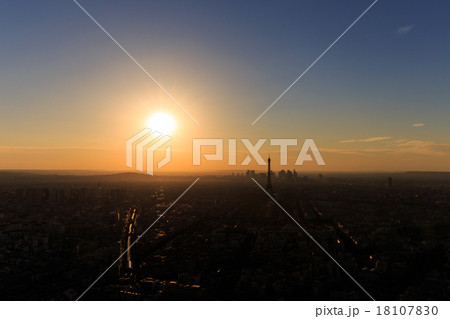 パリ 夏の夕景 18107830