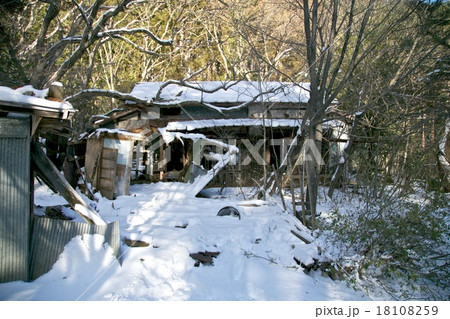 雪と廃屋の写真素材 [18108259] - PIXTA