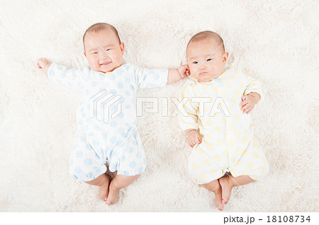 双子の赤ちゃん 18108734