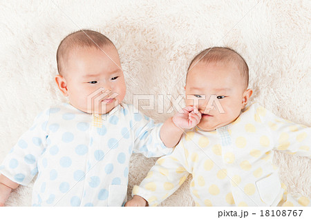 不機嫌な双子の赤ちゃんの写真素材