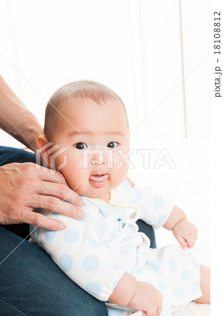 膝の上に座っている赤ちゃん 18108812
