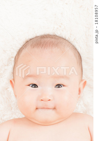 赤ちゃんの顔アップ 18108957