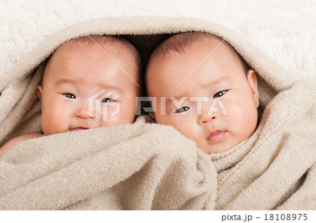 タオルを巻かれた双子の赤ちゃん 18108975