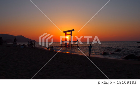 福岡県糸島市「日本の夕日百選」の夕日 18109183