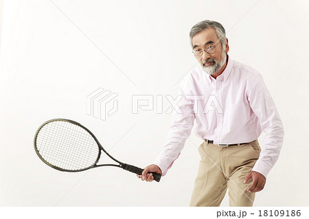 テニスラケットを持ち構えるシニア男性の写真素材
