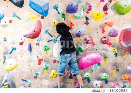 ボルダリングをする男の子 18109882