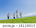 公園の緑の丘で遊ぶ3世代家族 18110013