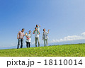 公園の緑の丘で遊ぶ3世代家族 18110014