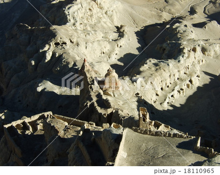 西チベット　グゲ遺跡上部からの眺め 18110965