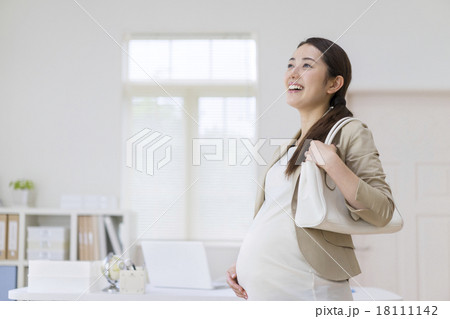 カバンを肩にかけたビジネスウーマン 18111142