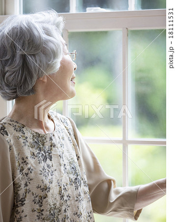 窓辺に立つシニア女性 窓辺に立つシニア女性 18111531
