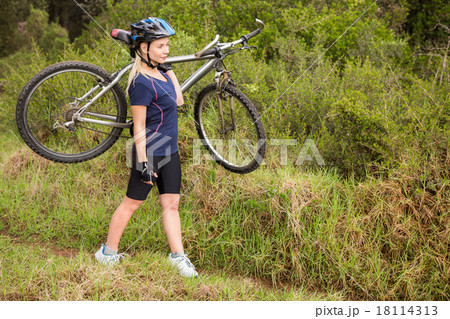 Athletic blonde carrying her mountain bike 18114313