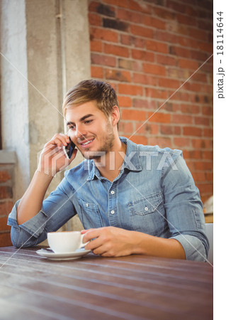 Handsome man having coffee and phoning 18114644